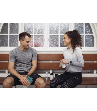 Pareja hablando mientras toman suplementos de Puori