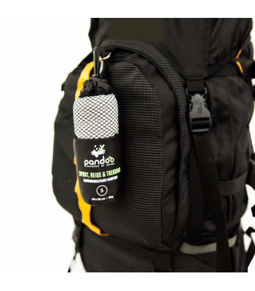 Toalla de bambú hipoalergénica colgada de una mochila.