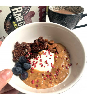 Bowl con yogurt, granola keto de chocolate y crema de cacahuete
