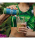 Matcha Latte con Kokos Latte Bebida de Avena BIO mujer sujentando un vaso en el que se vierte la bebida