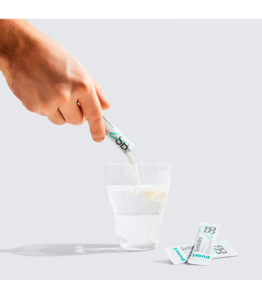 Persona Virtiendo en un vaso de agua SB3 Probiótico + Prebiótico