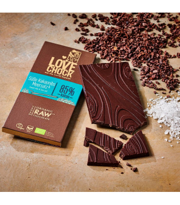 Foto creativa de tableta de chocolate negro ecológico al 85% con sal marina