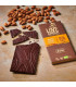 Foto creativa de tableta de chocolate negro ecológico al 85% con almendra y baobab