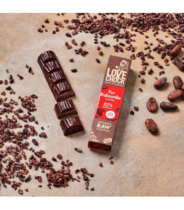 Foto creativa de barrita de chocolate negro ecológico al 82%