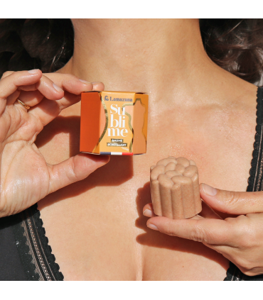 Chica con crema corporal sólida lamazuna