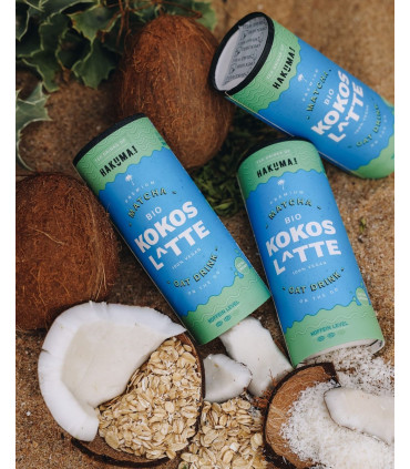 Matcha Latte con KOKOS Latte 3 bebidas en una mesa junto a cocos