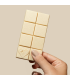 Chocolate Blanco Keto, mano sosteniendo barra de chocolate de funky fat