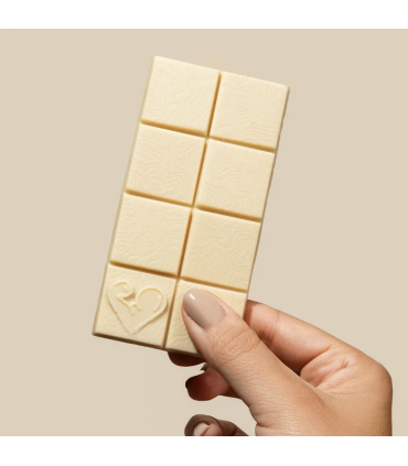 Chocolate Blanco Keto, mano sosteniendo barra de chocolate de funky fat