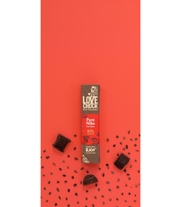 Barrita de Chocolate Negro 82% Sin azúcar sobre fondo rojo. Ecológico.
