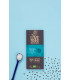 Chocolate Negro 85% Ecológico con Sal Marina sobre fondo azul