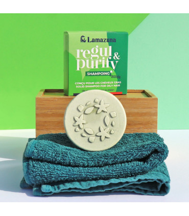 Chumpú sólido natural para cabello graso con espirulina de Lamazuna fuera de su caja